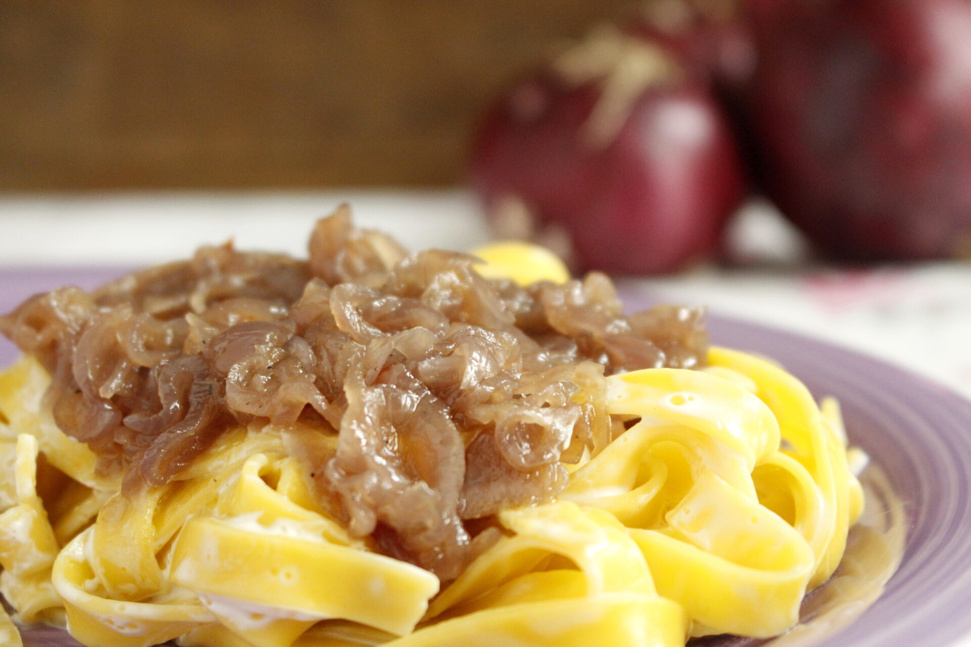 Tagliatte con cipolle tropea caramellate