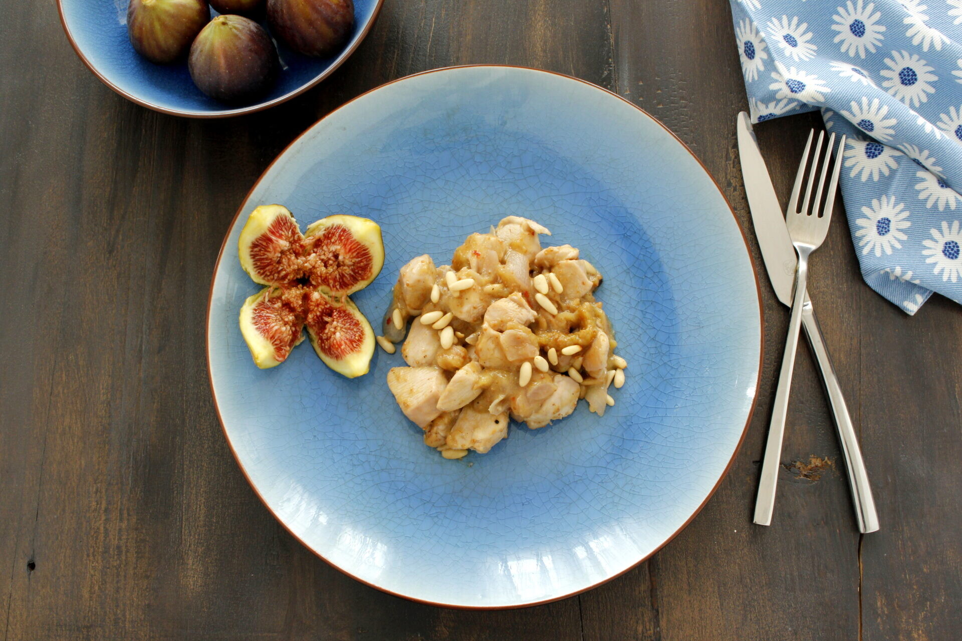 Chicken with figs and pine nuts